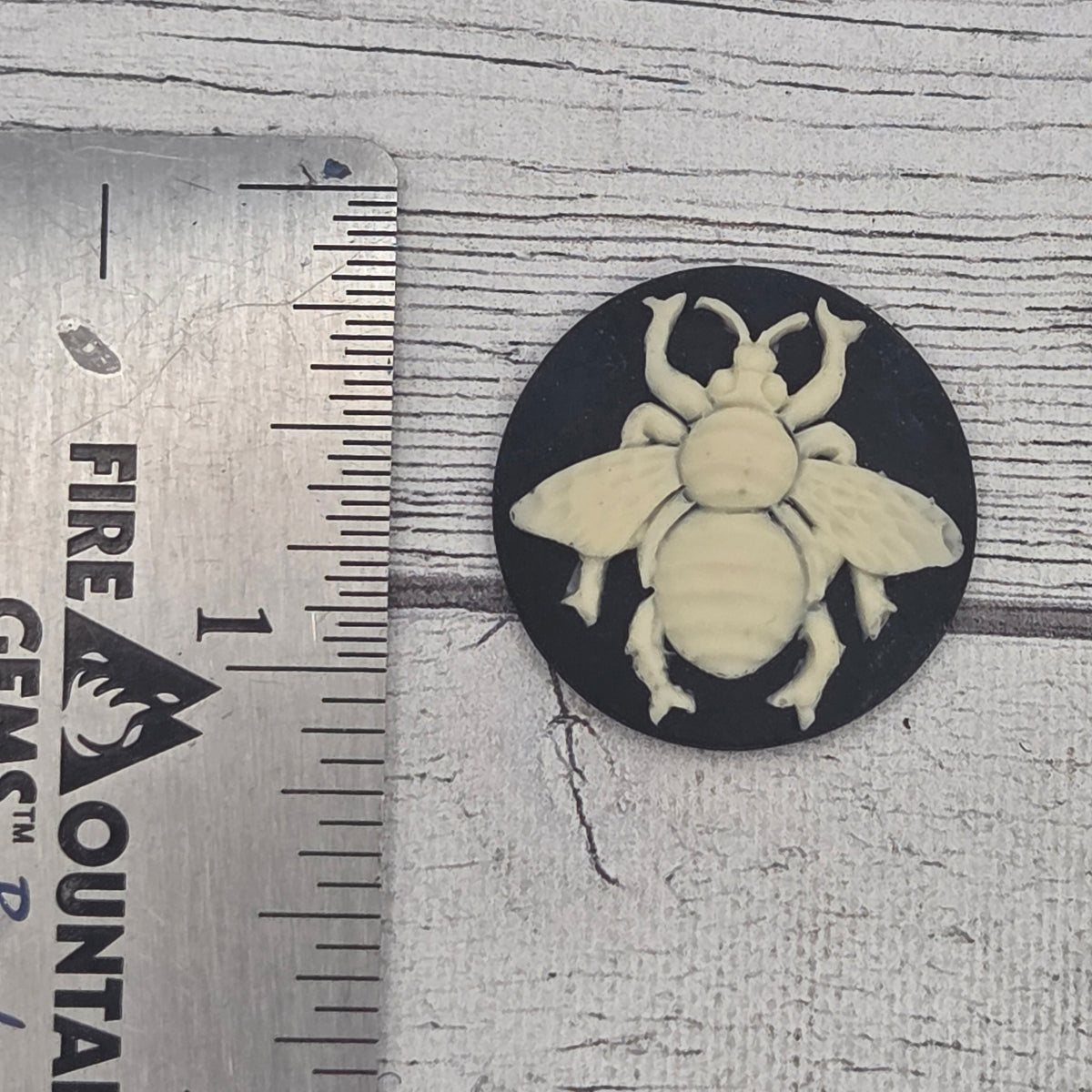 Resin cameo - Round Bee - lot of 1