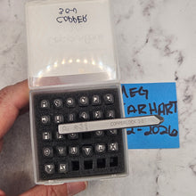 Copperlock 3.0 uppercase - Font Fixation Destash