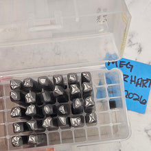 Nella Sue 5.0 upper case - Font Fixation Destash