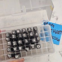 Fairy Godmother 5.5 upper case - Font Fixation Destash