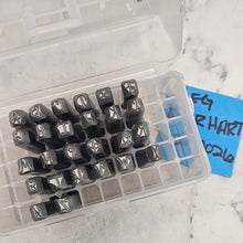 Paper Tiger 6.0 Upper case - Font Fixation Destash