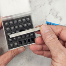 Taffy 1.5 upper case  - Font Fixation Destash