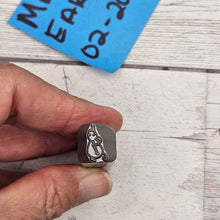 Mouse Hanging R    12mm   Design Stamp - Font Fixation destash