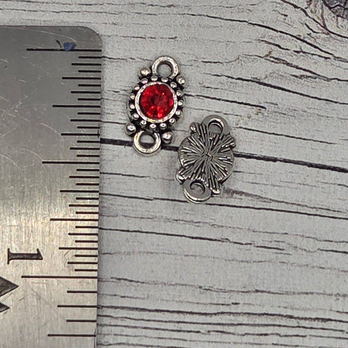 Crystal and silver connectors. Red - Pack of 6.