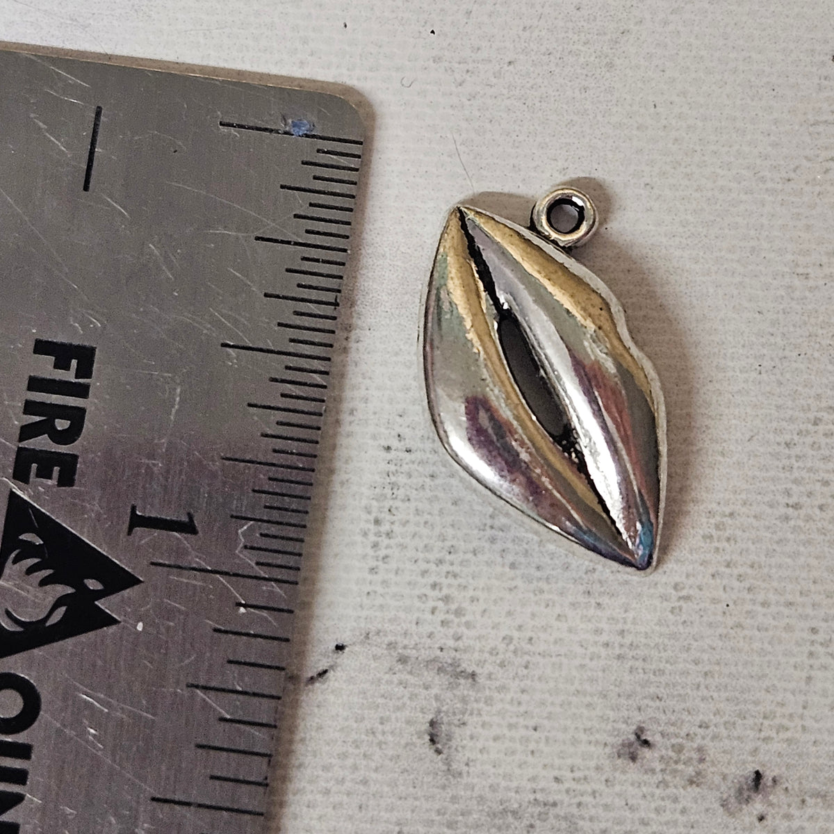 lips charm - lot of 6