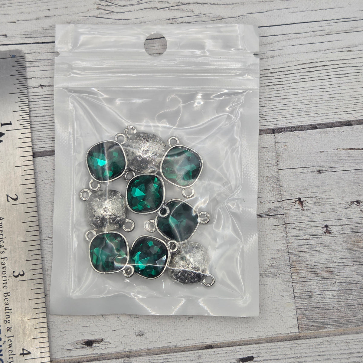 Crystal and silver connectors - Rounded Square - Emerald - quantity of 10