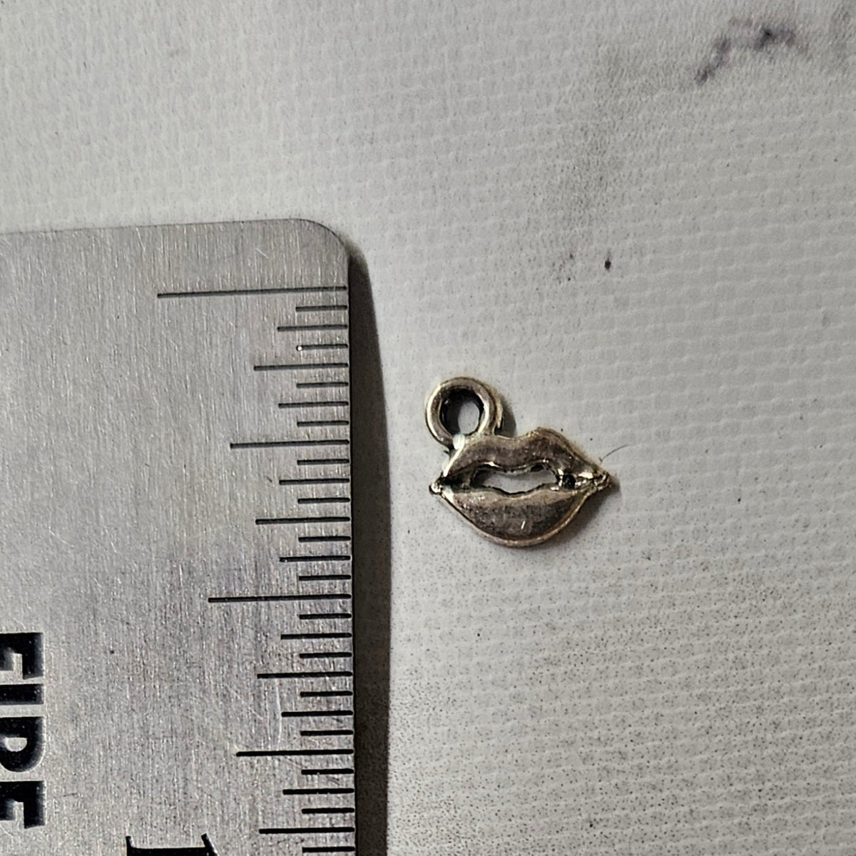 tiny lips charm - lot of 9